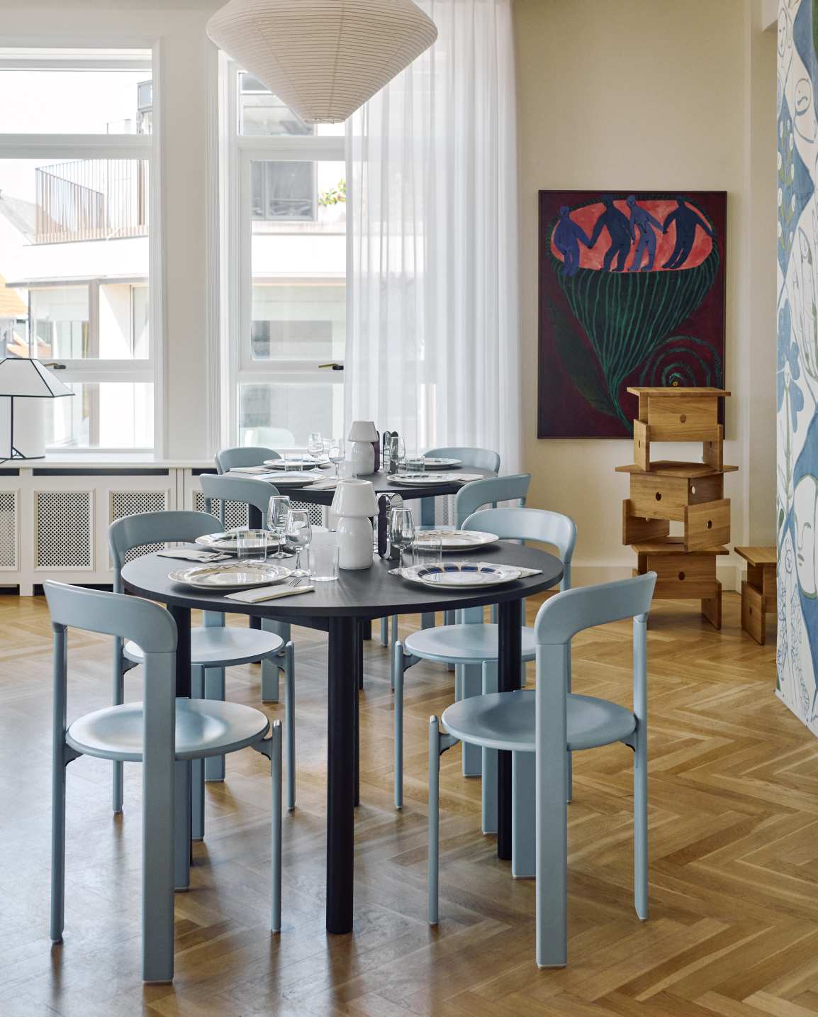 Annex Table Round Esstisch von Hay, runder Esstisch aus Holz mit blauen Stühlen im Esszimmer.