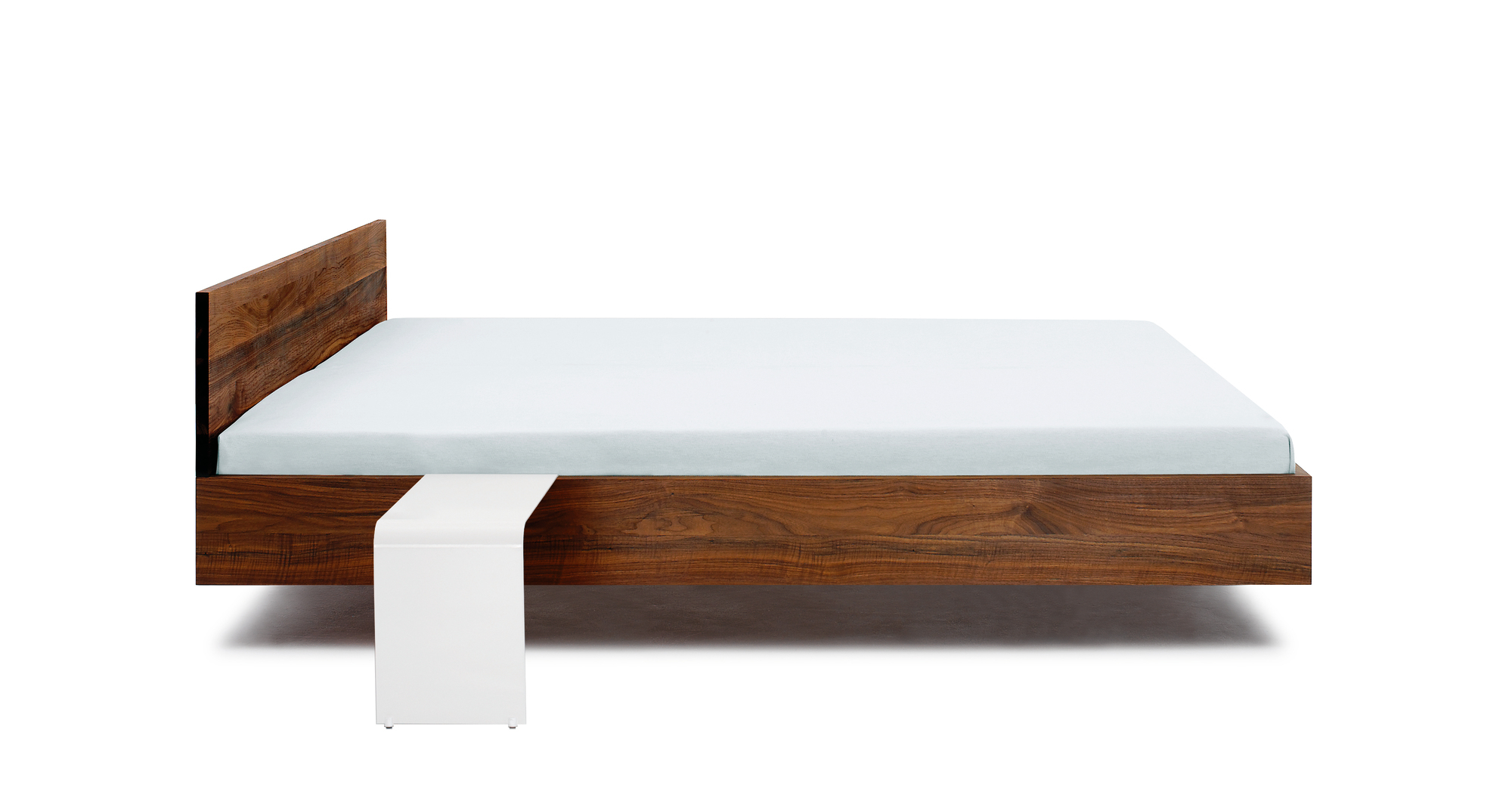 Holzbett mit amerikanischem Nussbaum Furnier und weißem Nachttisch. Schlafzimmermöbel im modernen Design.