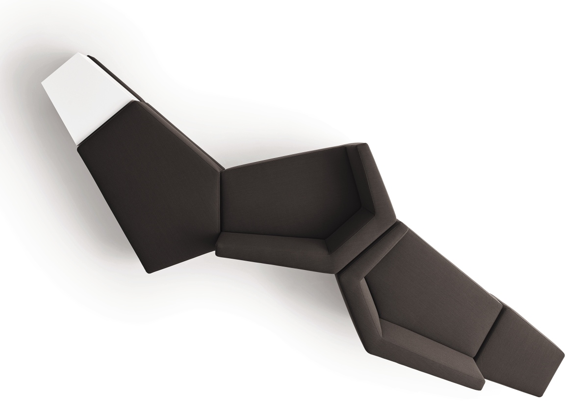 Draufsicht auf modulares, braunes Scope Sofa Sitzelement von Cor mit niedrigem Design und weißer Ablage.