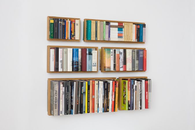 Wandmontiertes Regal b Eiche, bestehend aus sechs einzelnen Regalelementen, gefüllt mit Büchern, modernes Design für Wohnzimmer und Büro.