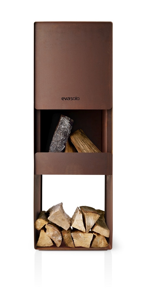 Eva Solo FireBox Garden Kaminofen aus Stahl mit Holzscheiten für gemütliche Gartenabende.
