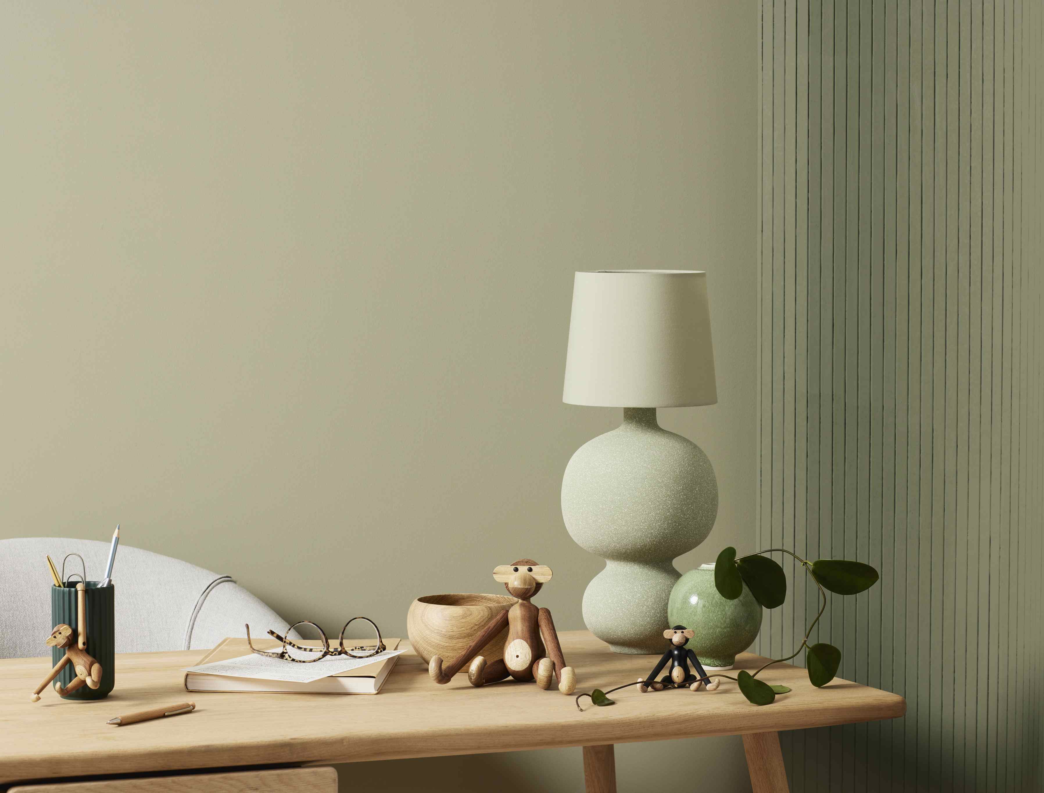 Holzschreibtisch mit Lampe, Brille, Notizbuch, Stifthalter und zwei Holzaffen Figuren für Kinderzimmer Dekoration.