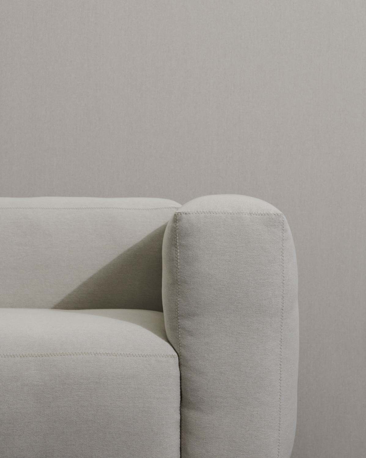 Detailaufnahme: Mags Soft Sofa mit Tartaglia Grün/Weiß Stoff und beigen Ziernähten. Modernes Sofa-Design.