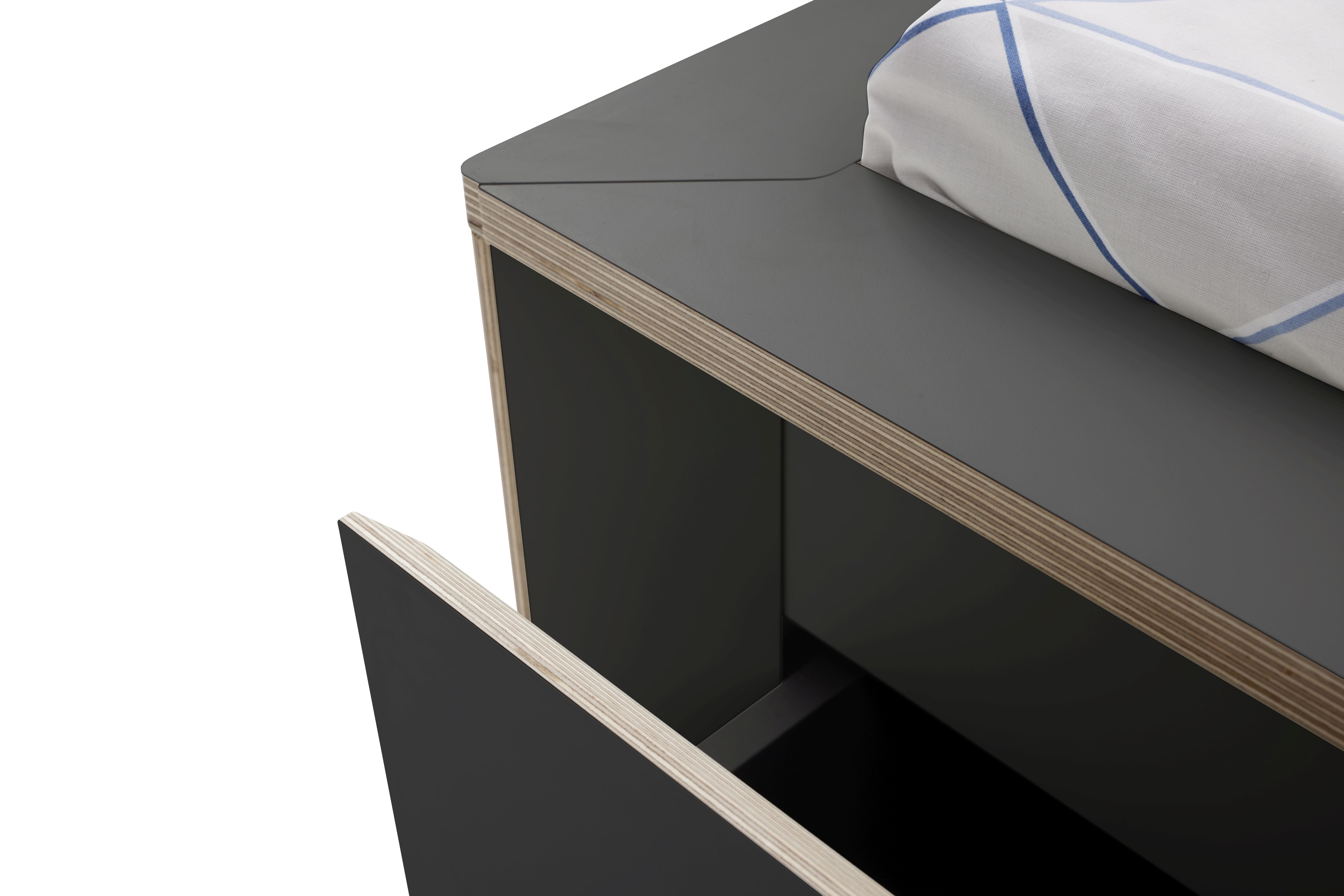 Detailaufnahme vom Spaze Bett von Müller Möbelwerkstätten mit offenem Schubfach und Bettwäsche.