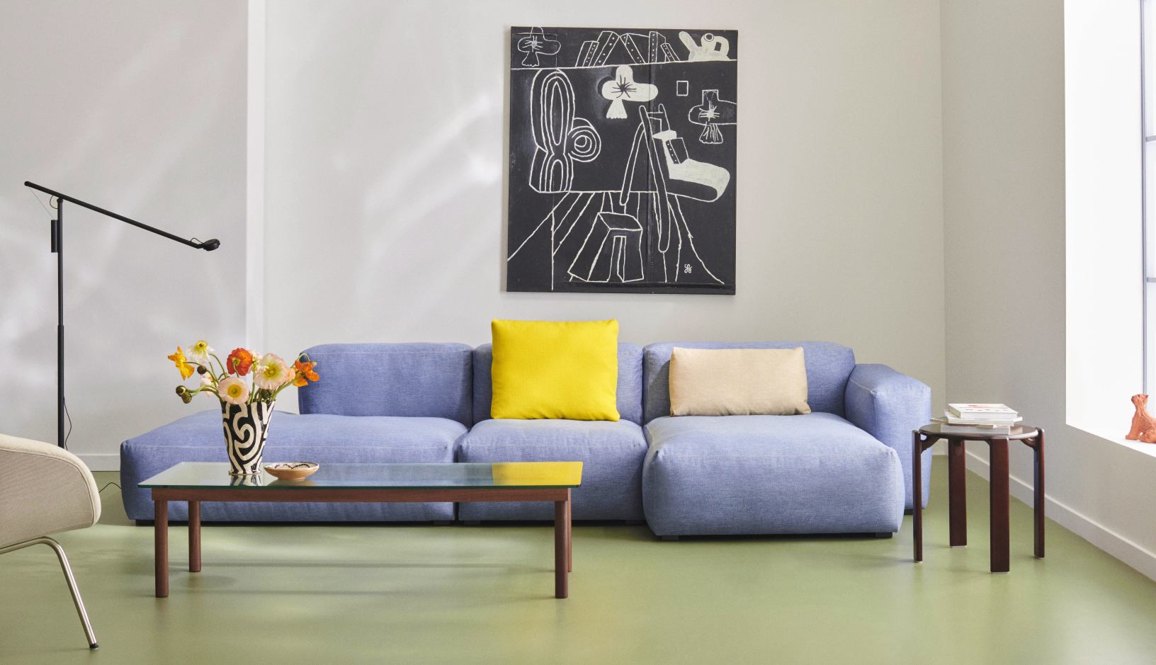 Mags Soft Sofa 3-Sitzer in Forest Leder mit beige Naht, modernes Wohnzimmer Interieur.
