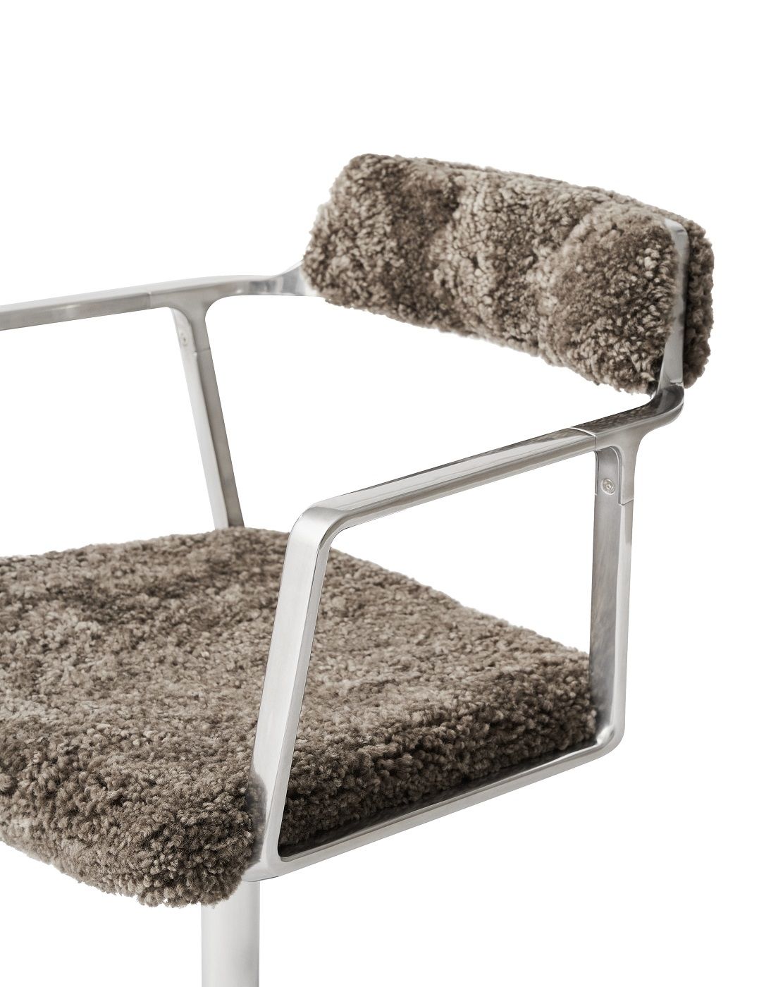 Detailansicht: Vipp Curly Stuhl Special Edition mit grauem Schaffell und Aluminiumgestell.