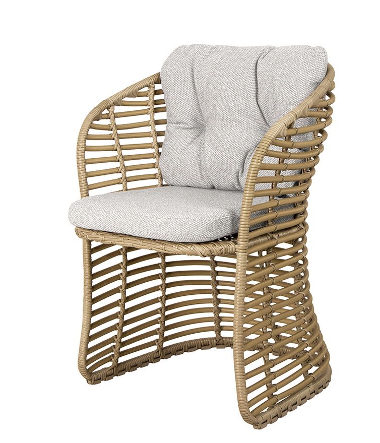 Cane-Line Basket Sessel aus Rattan mit grauem Sitz- und Rückenkissen. Gartenmöbel für Terrasse.