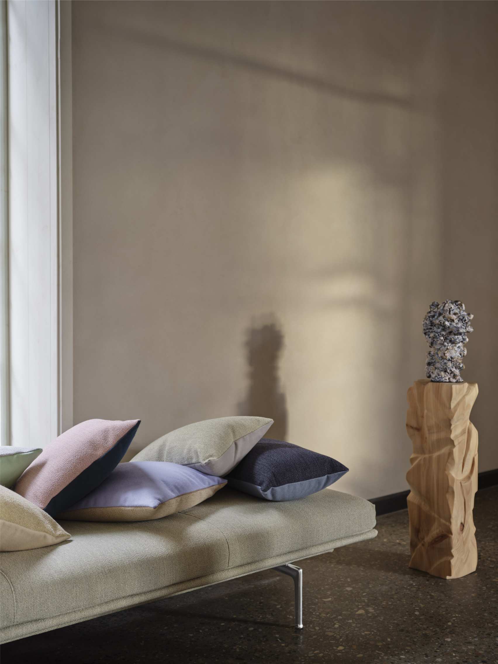 Nahaufnahme von Muuto Mingle Cushion Kissen in verschiedenen Farben auf einem Sofa, Wohnzimmer-Dekoration.