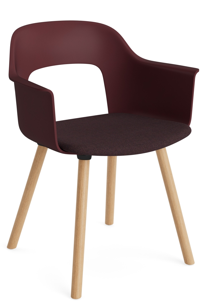 Layout Armchair 223 von Hay: Burgunderroter Armlehnstuhl mit Stoffbezug und hellen Holzbeinen, moderne Sitzgelegenheit.