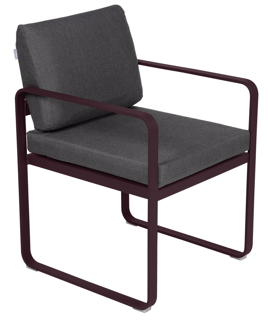 Bellevie Sessel von Fermob für den Außenbereich: Moderner Gartensessel mit grauen Kissen und bordeauxfarbenem Gestell.