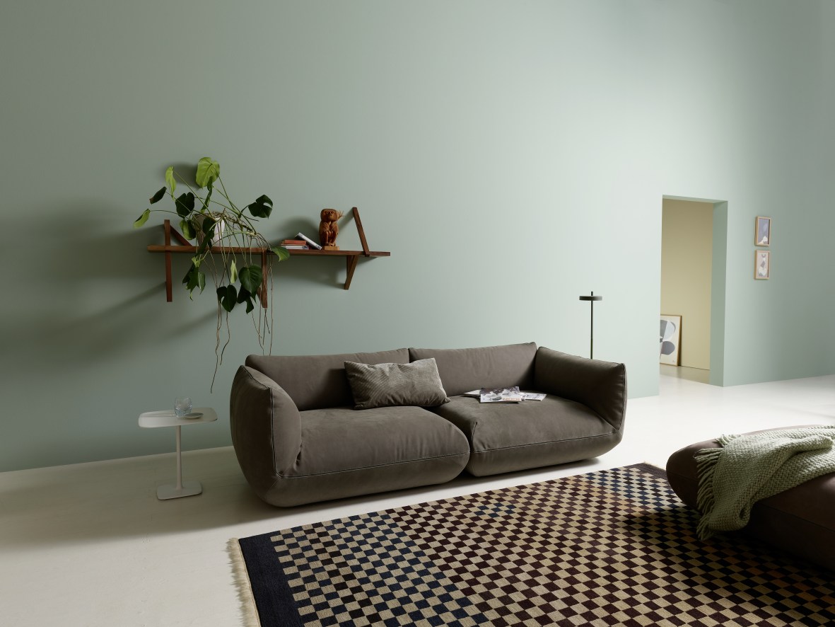 Graues Jalis21 Sofa von Cor mit Rückenkissen und Teppich in modernem Wohnzimmer.