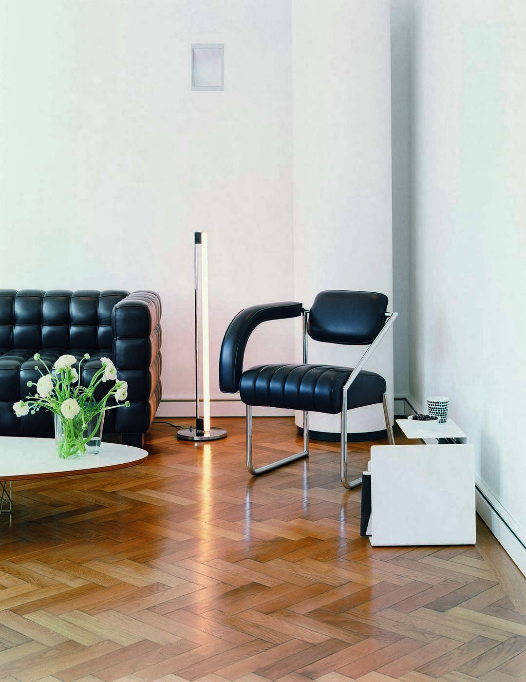 ClassiCon Non Conformist Sessel mit schwarzem Lederbezug und verchromtem Gestell in modernem Wohnzimmer.