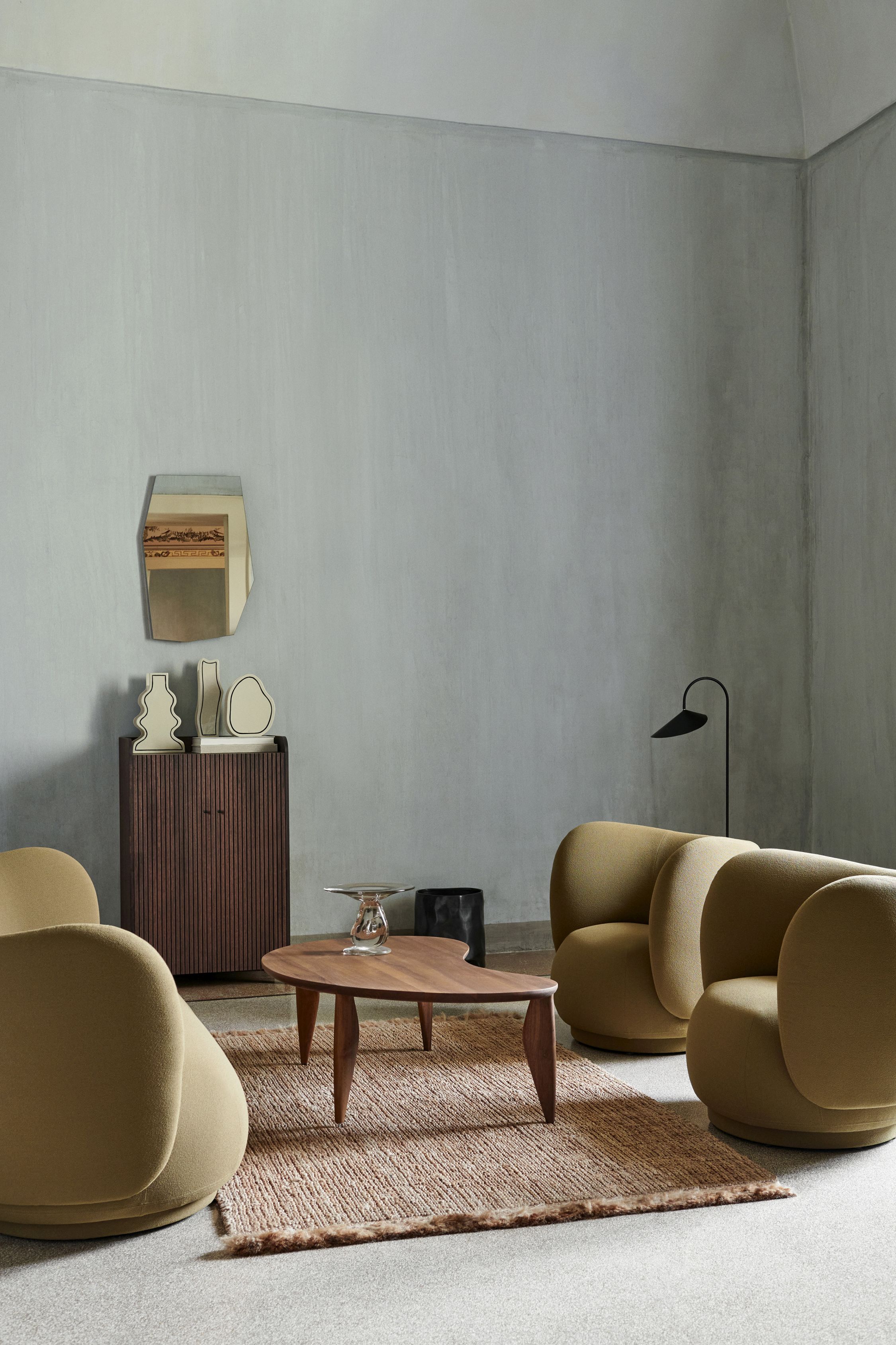 Wohnzimmer-Szene mit Ferm Living Feve Coffee Table aus geöltem Walnussholz.