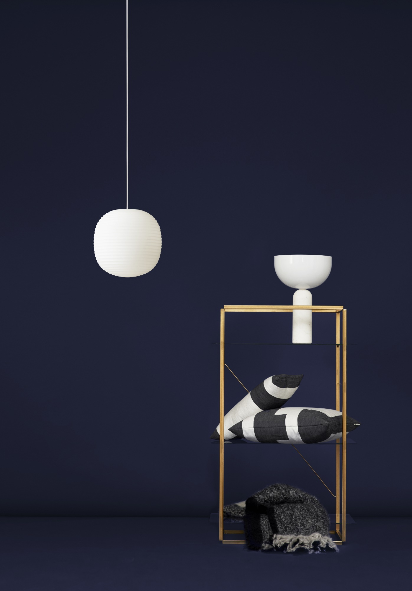 New Works Kizu Tischleuchte in Weiß, moderne Designerlampe auf einem Regal, minimalistisches Wohnaccessoire.