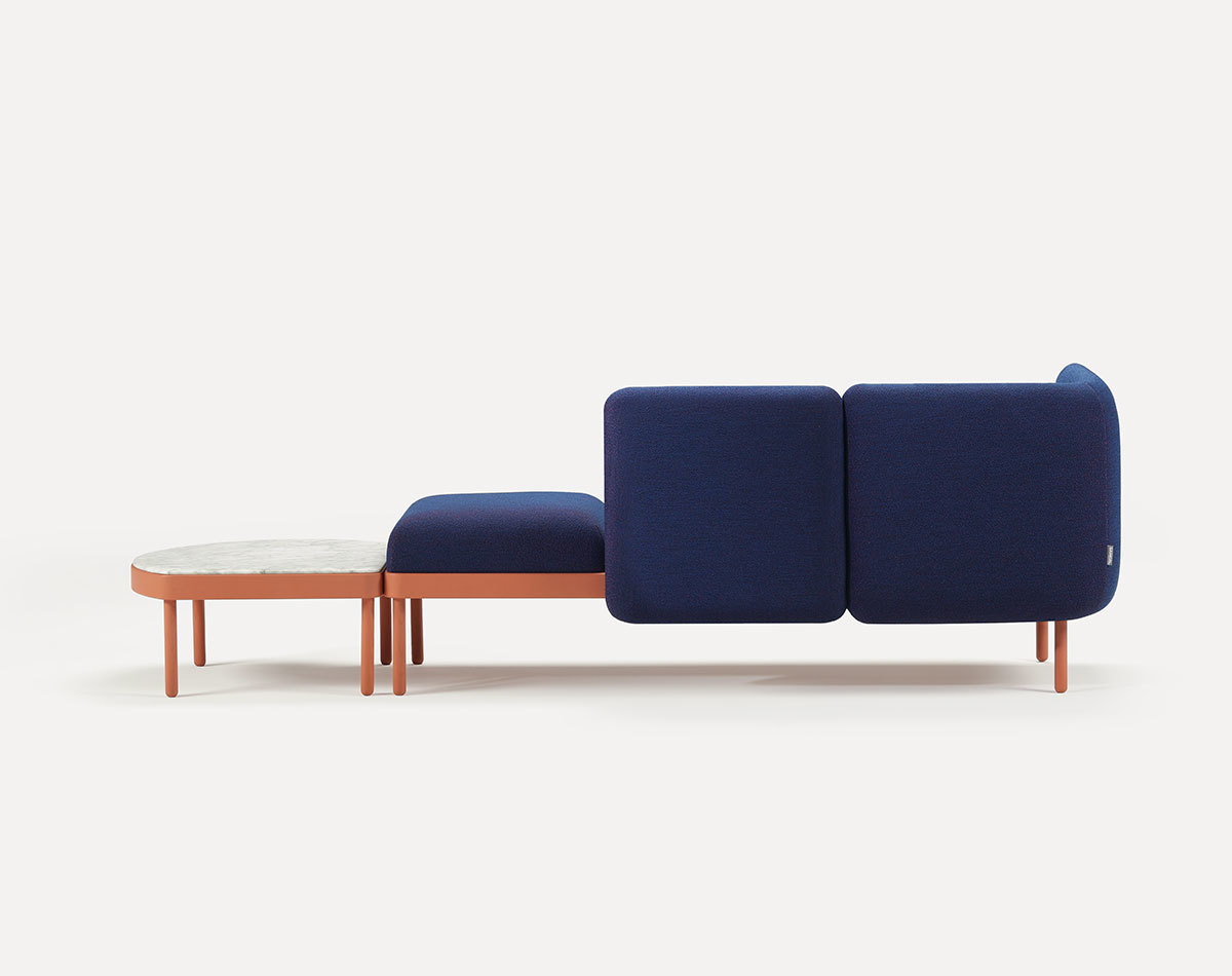 Mosaico Sitzbank von Sancal, blau gepolstert mit Marmortisch, modernes Design für Wohn- und Wartebereiche.