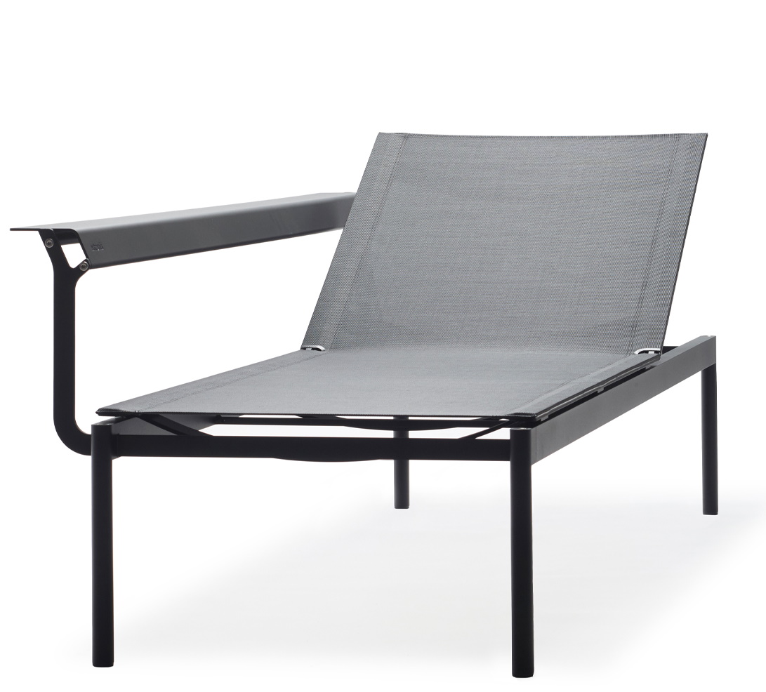 Sol + Luna Sonnenliege von Extremis für den Außenbereich, modernes Design mit grauem Stoffbezug.