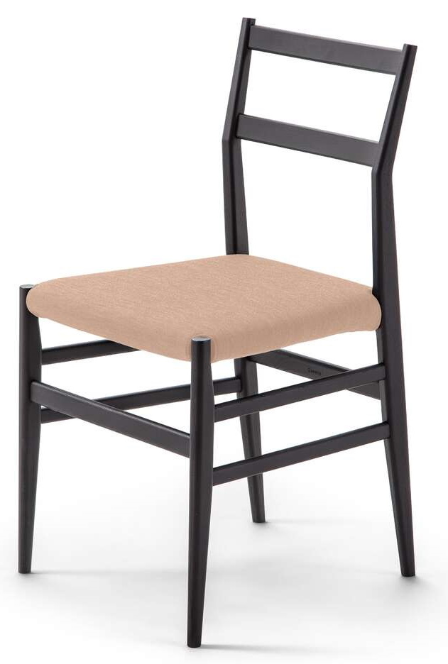 Cassina Leggera Stuhl mit dunklem Holzrahmen und beigem Sitzpolster, Designklassiker.