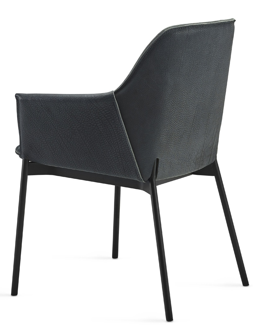 Grace Lounge Chair High von Freifrau Manufaktur, grauer Sessel mit Armlehne und schwarzem Metallgestell.