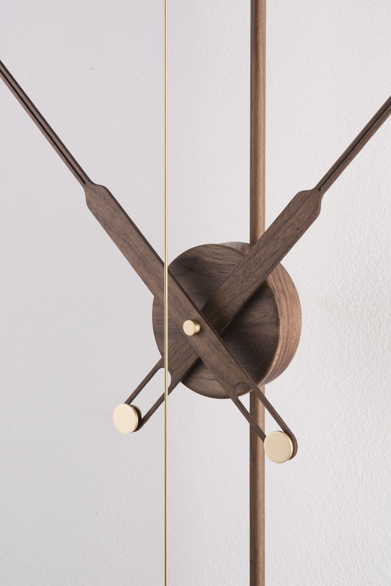 Detailaufnahme der Nomon Barcelona Uhr mit goldenen Akzenten und Holzzeigern.