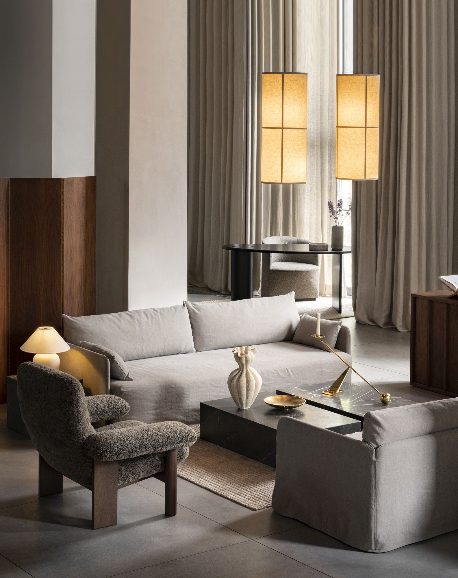 Helles Wohnzimmer mit Audo Copenhagen Offset Sofa, Sessel, Couchtisch und Pendelleuchten für gemütliches Wohnen.