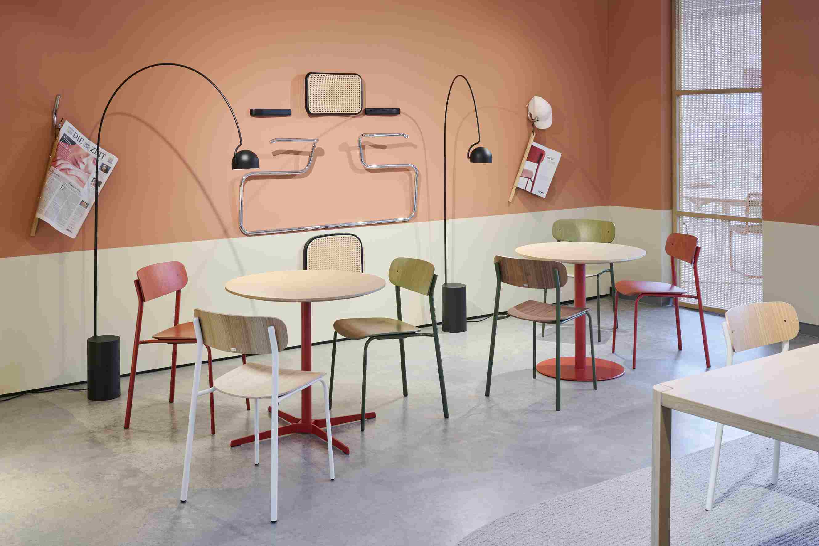 Einrichtungsbeispiel mit Thonet S 243 Stahlrohrstühlen in Olivgrün, Holztischen und passenden Lampen für ein modernes Ambiente.