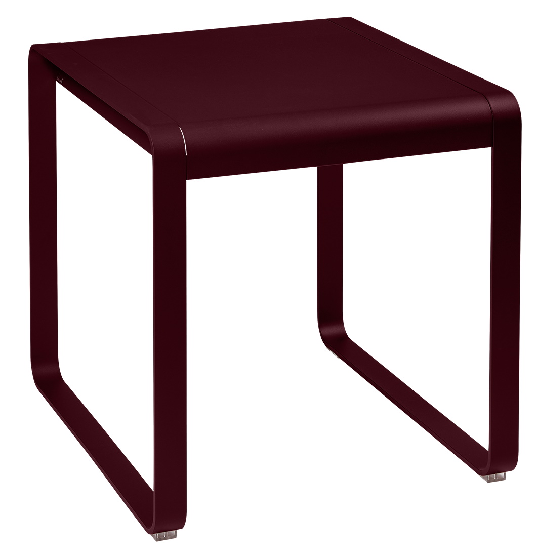 Burgunderroter Bellevie Outdoor Tisch von Fermob, quadratisch, aus Aluminium, für Garten und Terrasse.