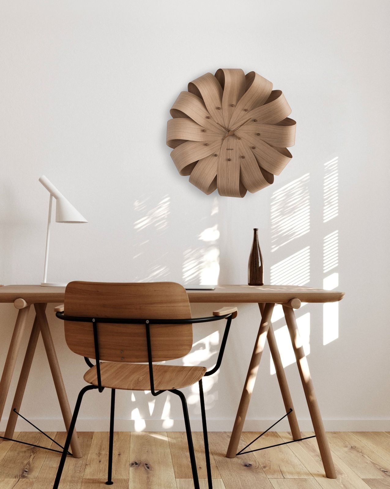Helle Holzwanduhr im modernen Büro über Schreibtisch und Stuhl. Designeruhr für Wohnzimmer.