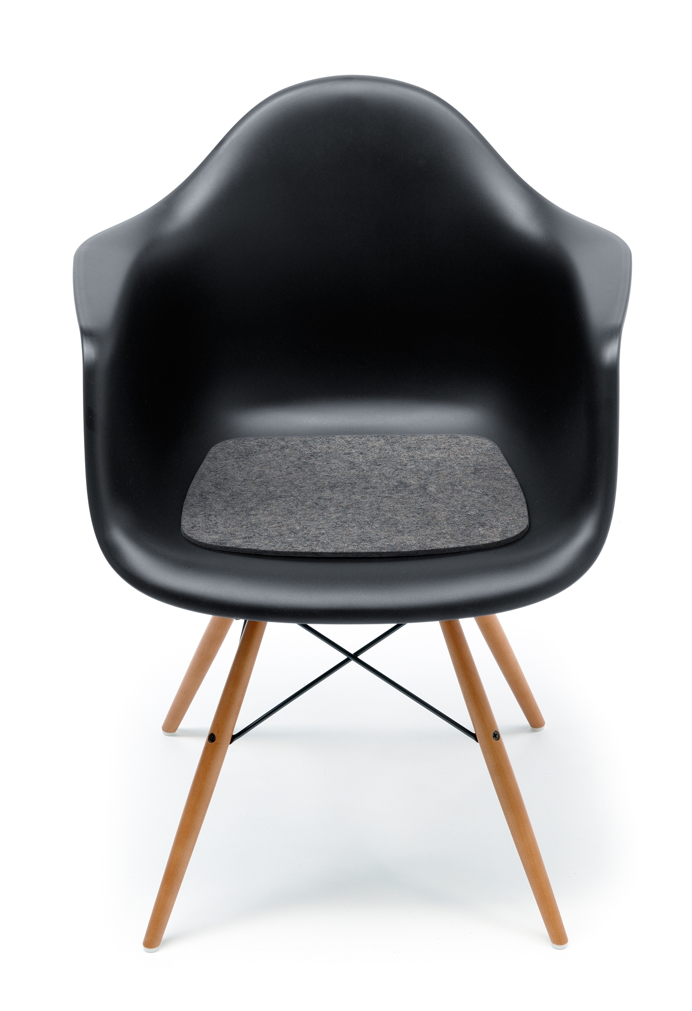 Schwarzer Eames Plastic Arm Chair mit grauer Hey Sign Filz Sitzauflage für mehr Komfort.