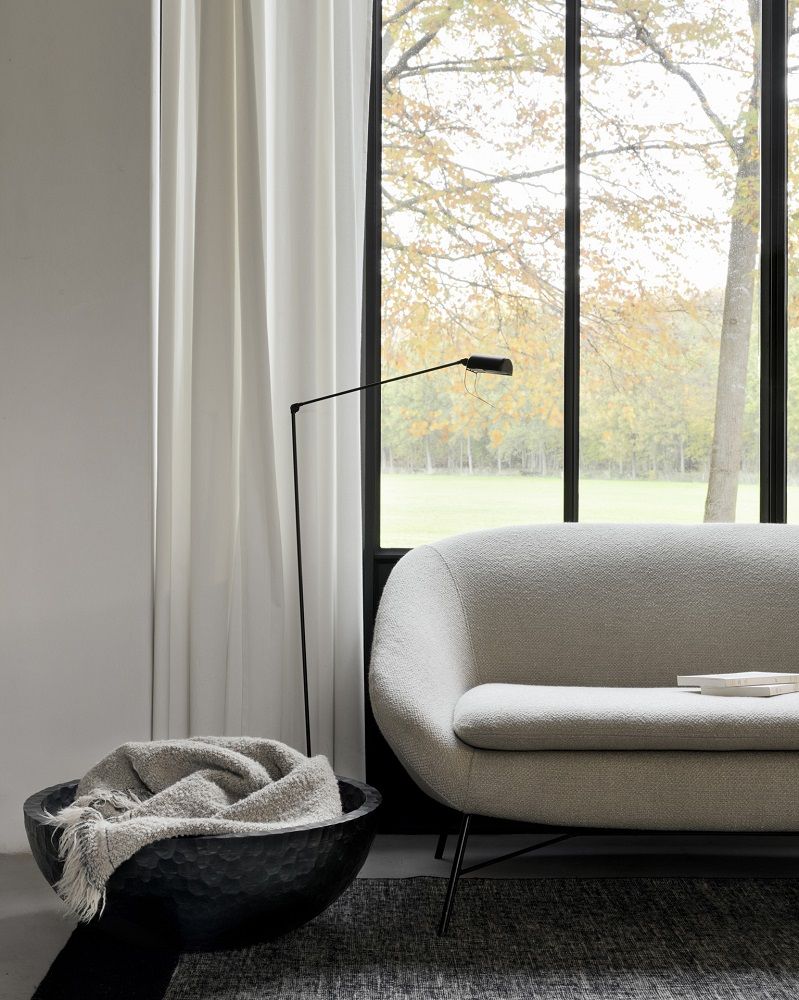 Ethnicraft Chopped XL Schale aus dunklem Holz mit Decke, Wohnzimmer-Szene mit Sofa.