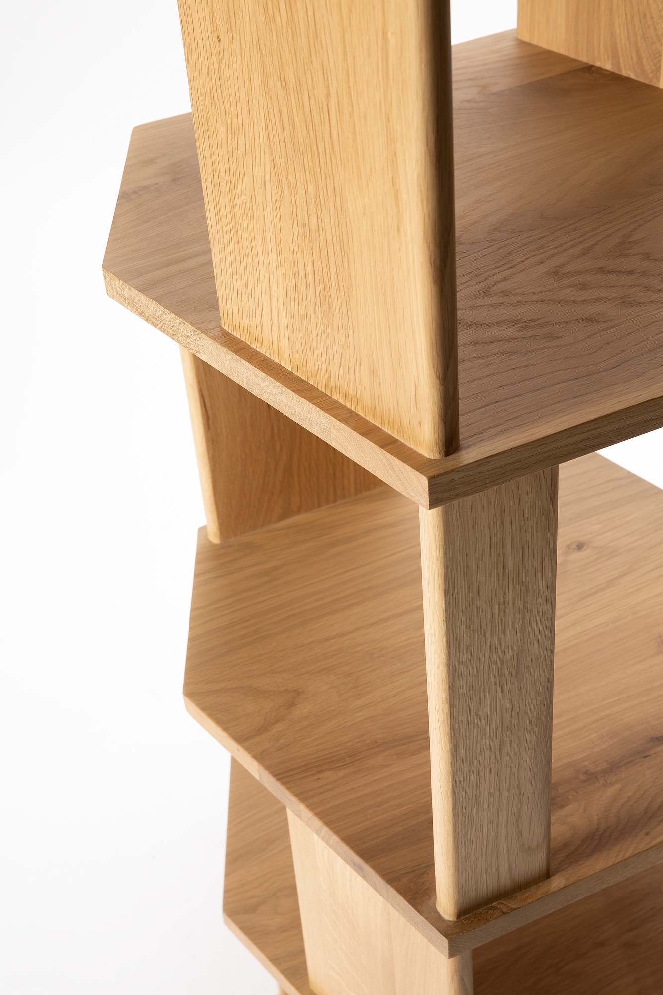 Detailaufnahme der Stairs Column Säule von Ethnicraft aus massivem Eichenholz. Modernes Design.