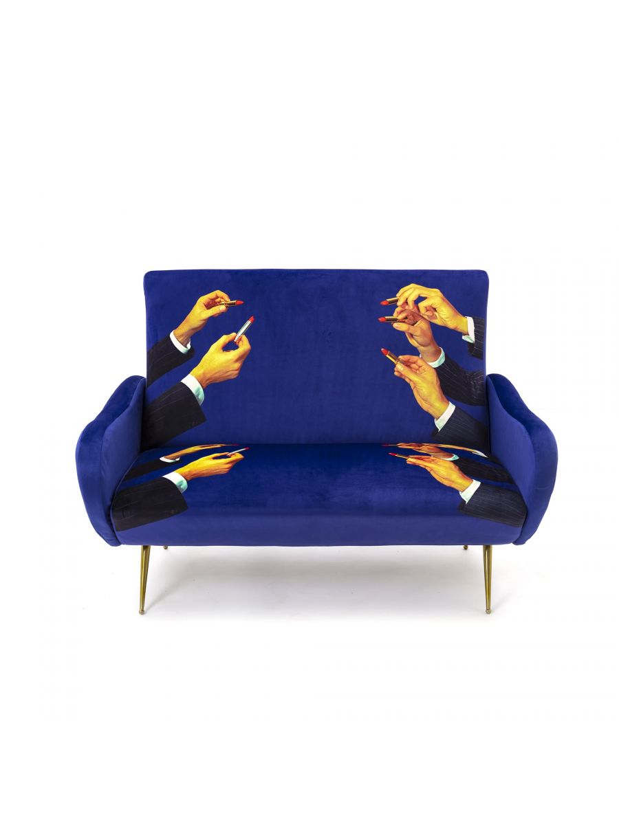 Toiletpaper 2-Sitzer-Sofa Lipsticks Seletti: Blaues Sofa mit Lippenstift-Motiv und goldenen Füßen für Wohnzimmer.