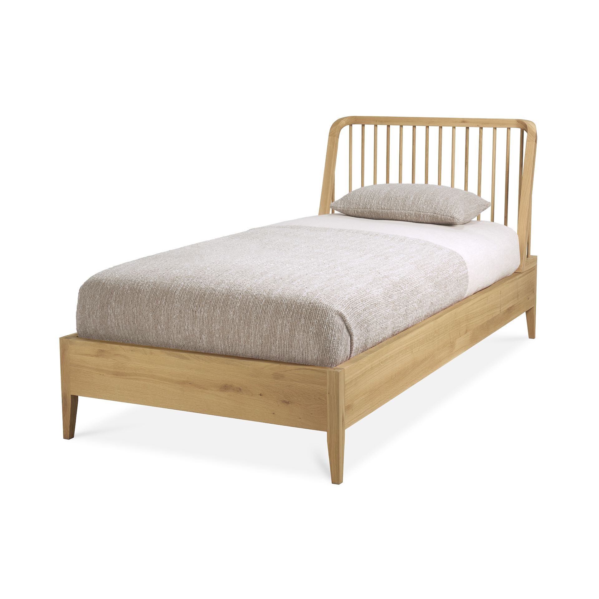 Ethnicraft Spindle Einzelbett aus massivem Eichenholz mit Lattenrost und Kissen.
