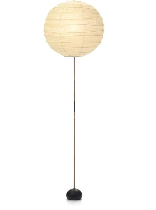 Akari Stehleuchte mit rundem Lampenschirm aus Papier und schlankem, braunem Ständer auf schwarzem Fuß.