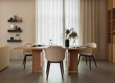 Androgyne Esstisch aus Eiche mit rechteckiger Tischplatte und minimalistischem Design im hellen Esszimmer.