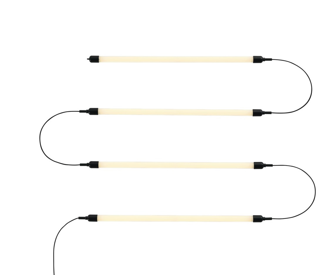 Muuto Fine Wall Wandleuchte: Minimalistische LED-Wandlampe mit vier Leuchtstoffröhren und schwarzem Kabel.