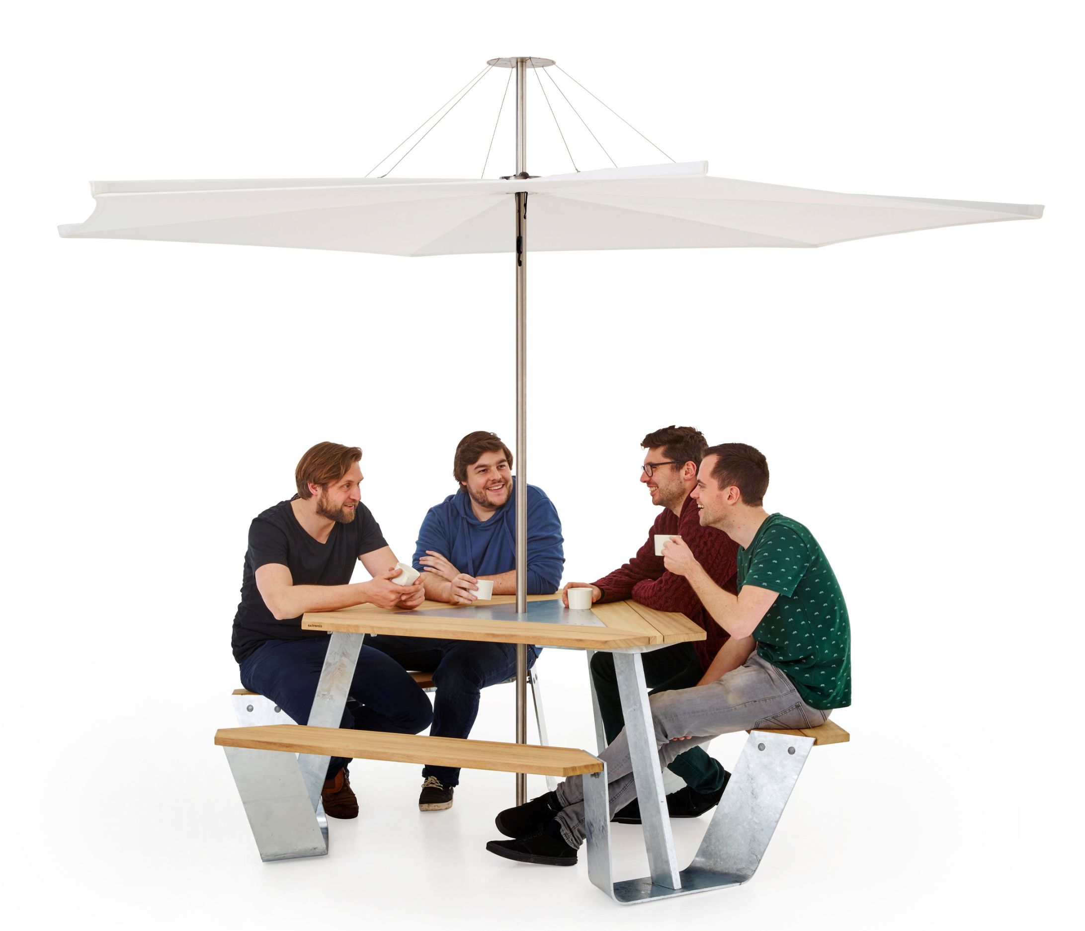 Anker Picknicktisch von Extremis im Außenbereich mit vier Personen unter einem Sonnenschirm.
