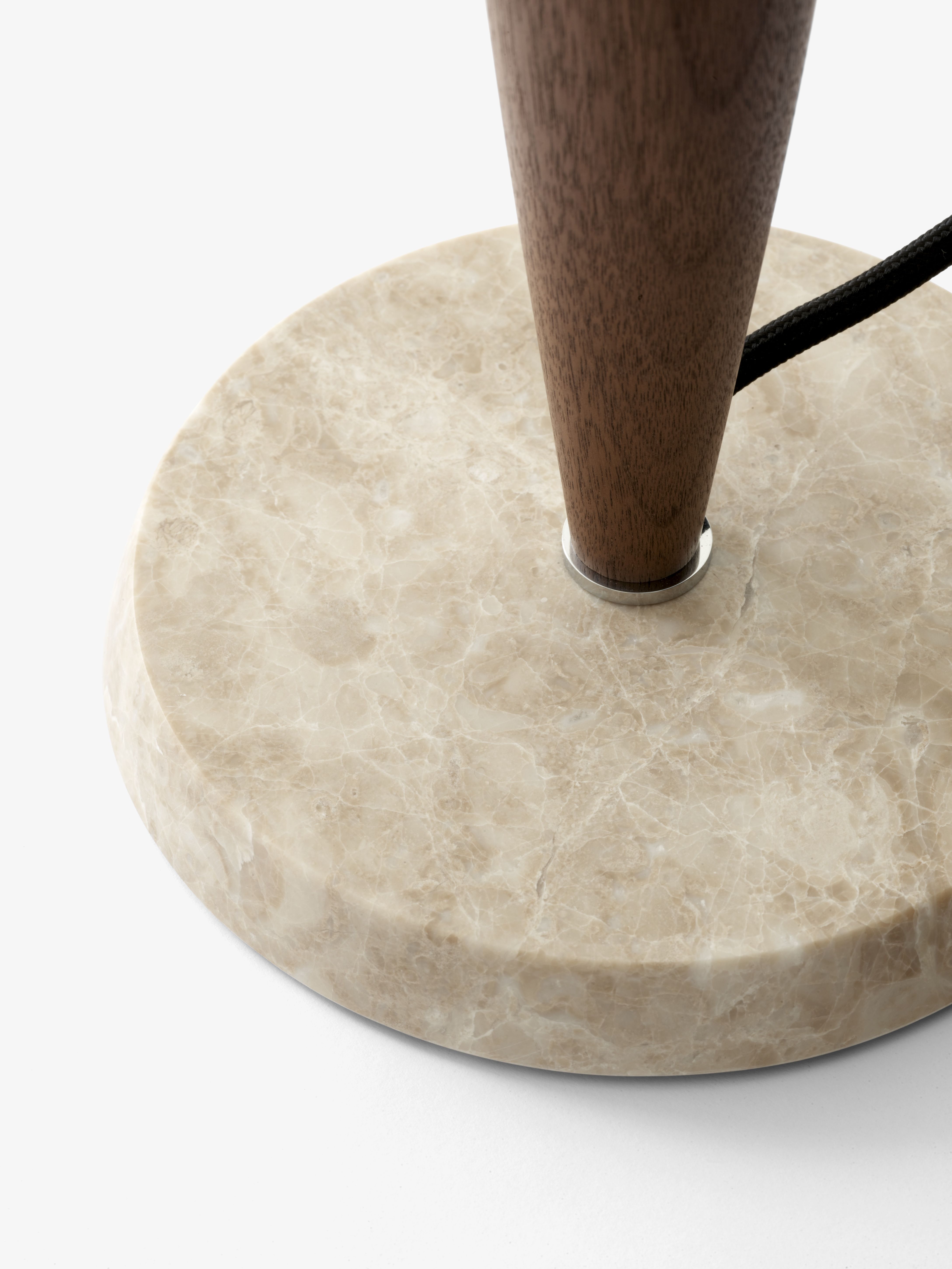Detailaufnahme der AndTradition SHY3 Tischleuchte mit Marmorfuß und Holzschaft.