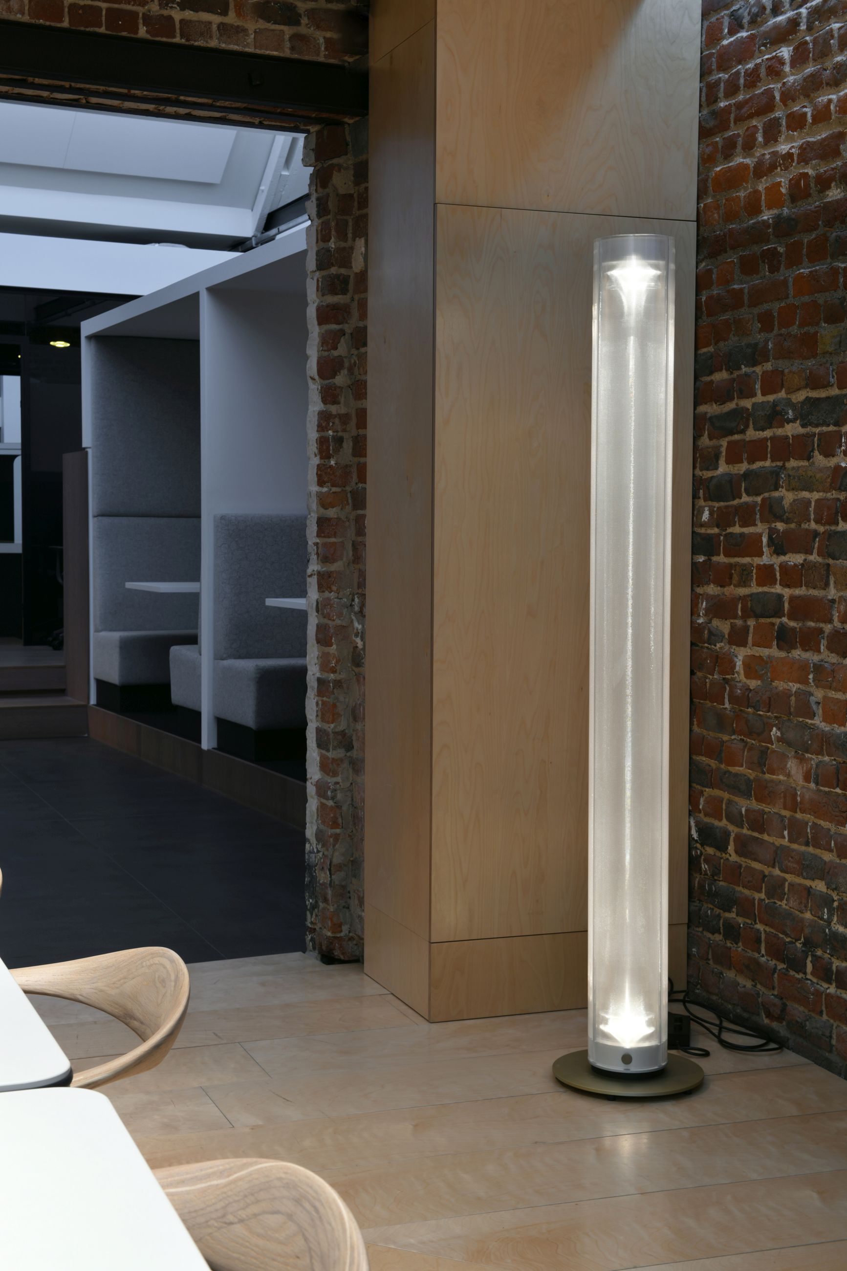 Twilight Stehleuchte von Belux, moderne LED-Stehlampe mit indirektem Licht, passend für Wohnzimmer und Büro.