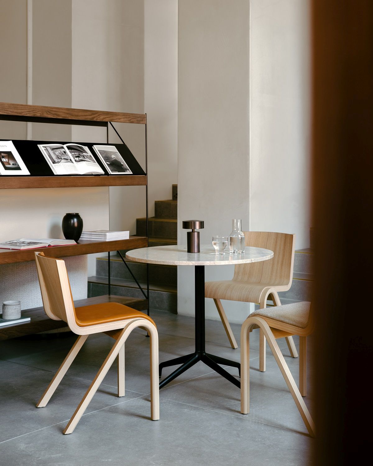 Audo Copenhagen Ready Dining Chair: Vollgepolsterter Holzstuhl mit Leder- und Stoffbezug an Esstisch.