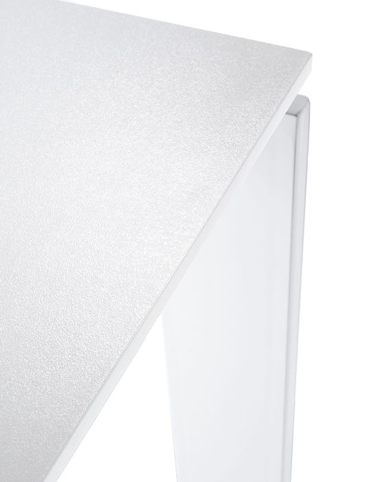 Detailaufnahme der Tischplatte und des Beins vom weißen Kartell Four Tisch.
