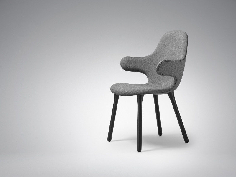 Grauer Catch Chair Stuhl von AndTradition mit schwarzen Beinen, moderner Designstuhl für Esszimmer.