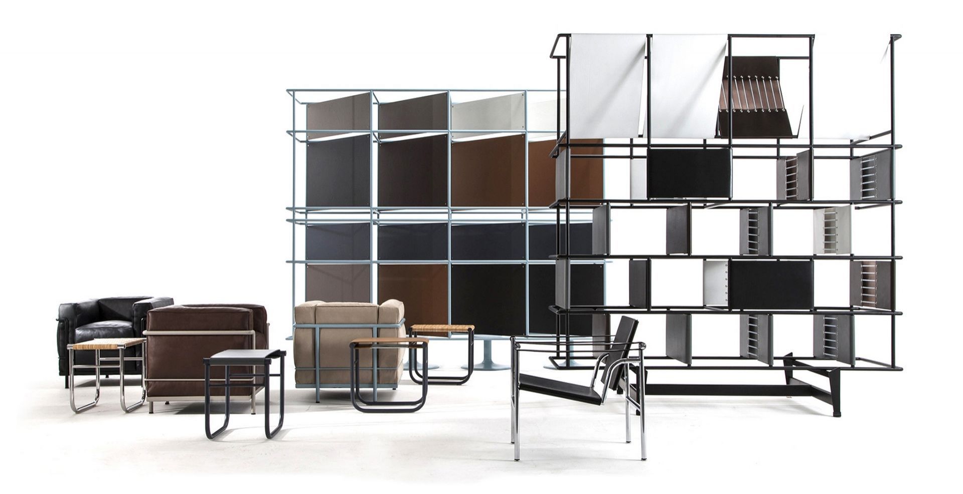 2 Fauteuil Grand Confort Petit Modèle Sessel Cassina und Regalsystem in modernem Design auf weißem Hintergrund.