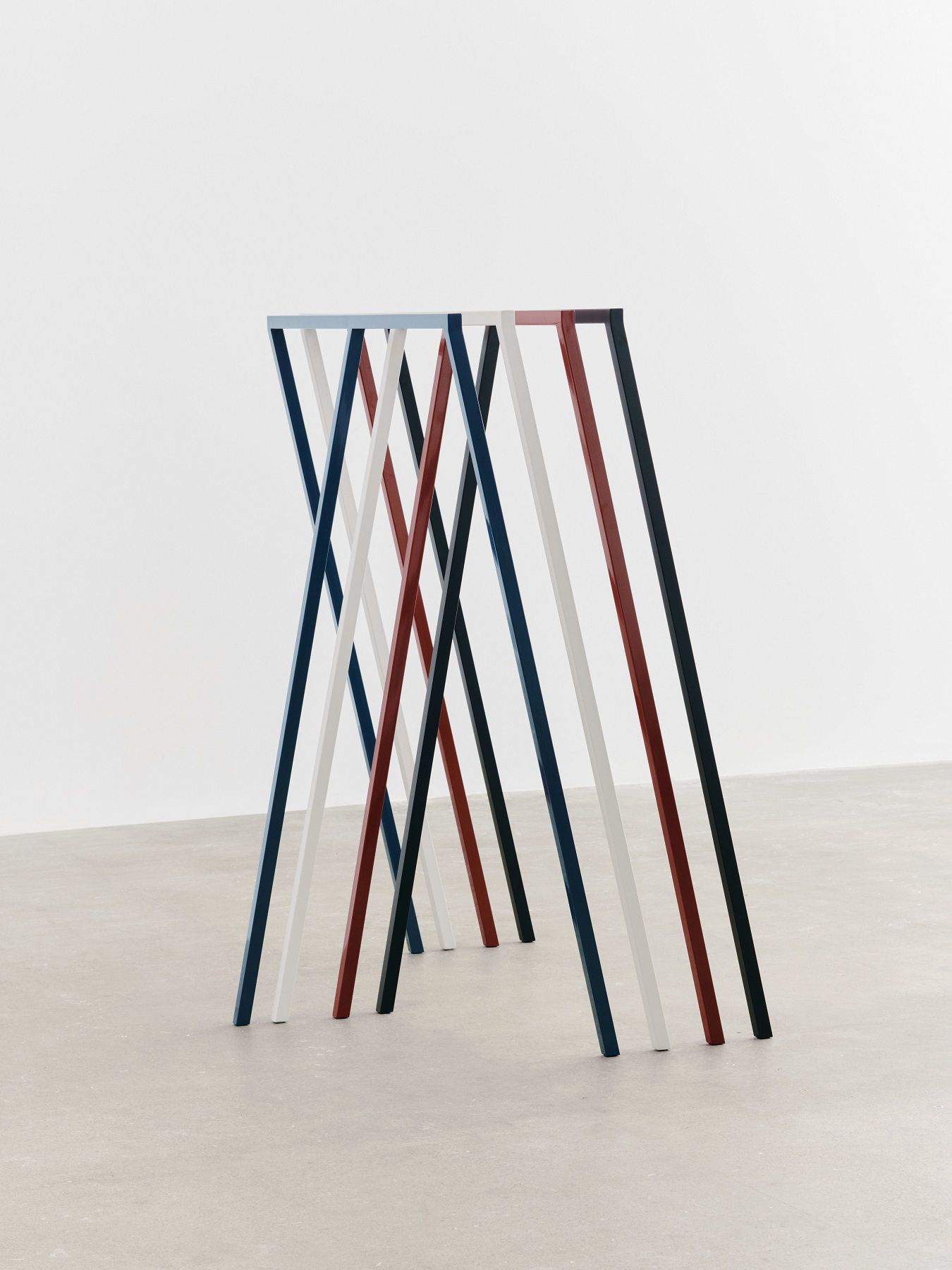 Hay Loop Stand Wardrobe Garderobe mit bunten, schrägen Metallbeinen in Blau, Weiß, Rot und Schwarz.