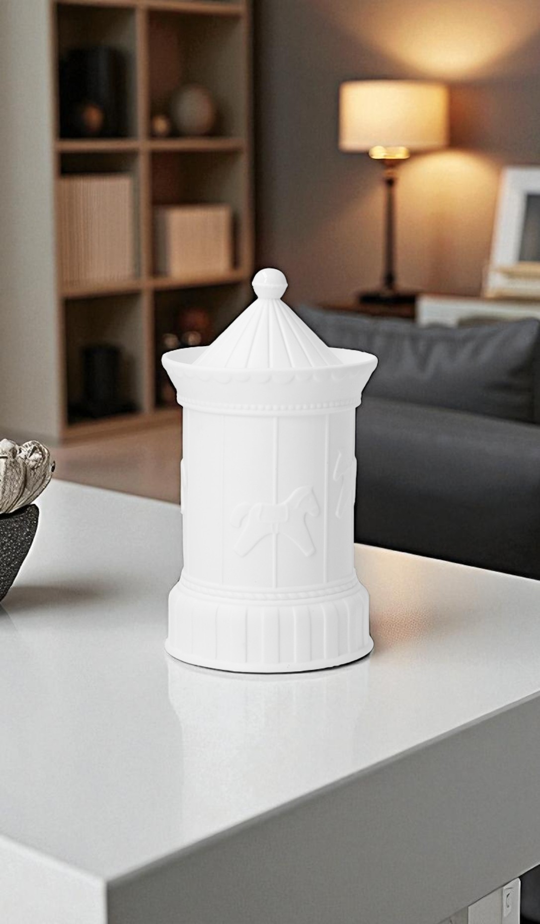 Weiße Karusseldose von RÄDER mit Streifen und Pferde-Motiven, dekorative Dose für Wohnaccessoires und stilvolle Aufbewahrung.