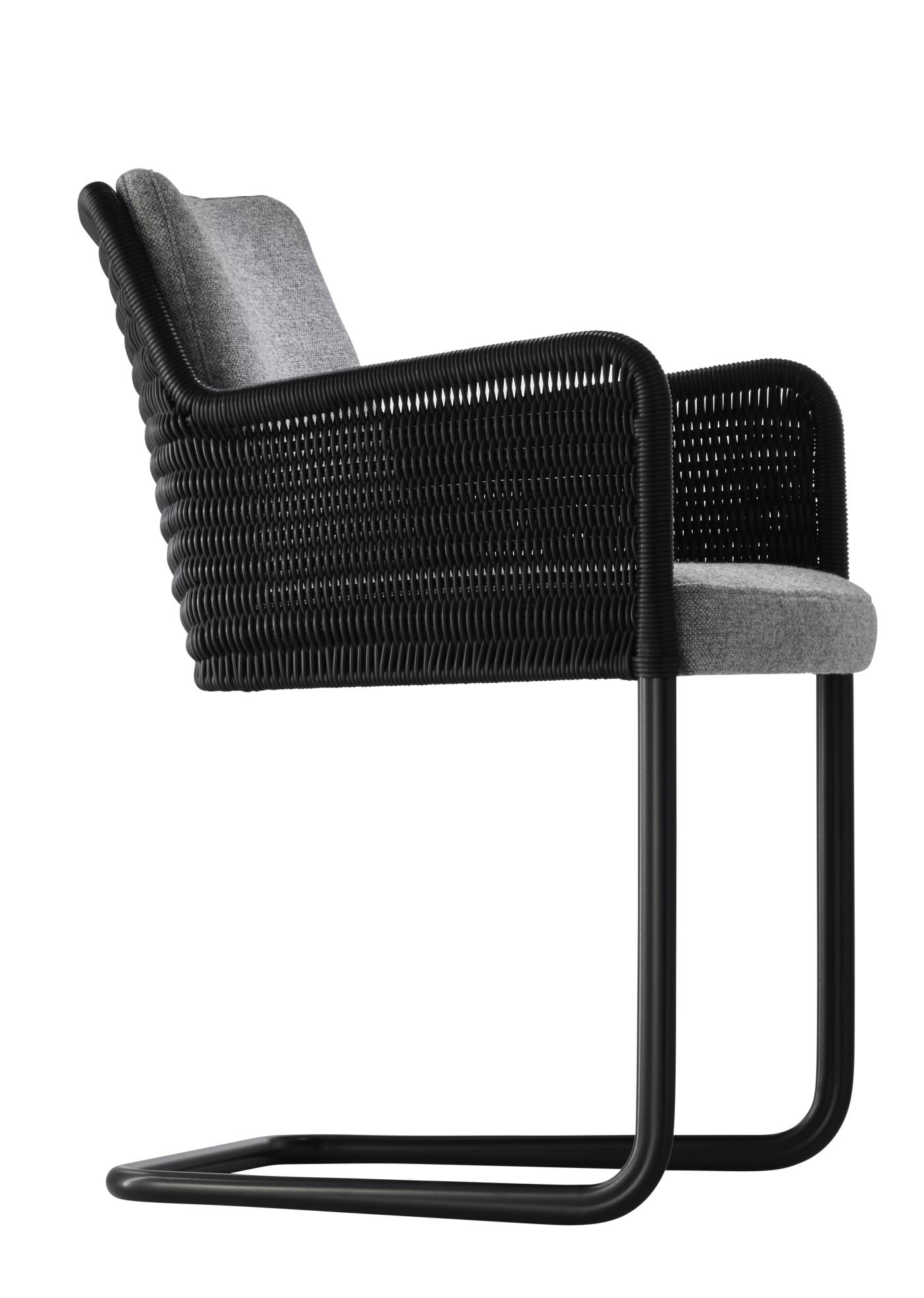 D43 Kragstuhl Freischwinger Tecta mit schwarzem Gestell und grauem Sitzpolster, seitliche Ansicht. Designklassiker für Wohnen und Büro.