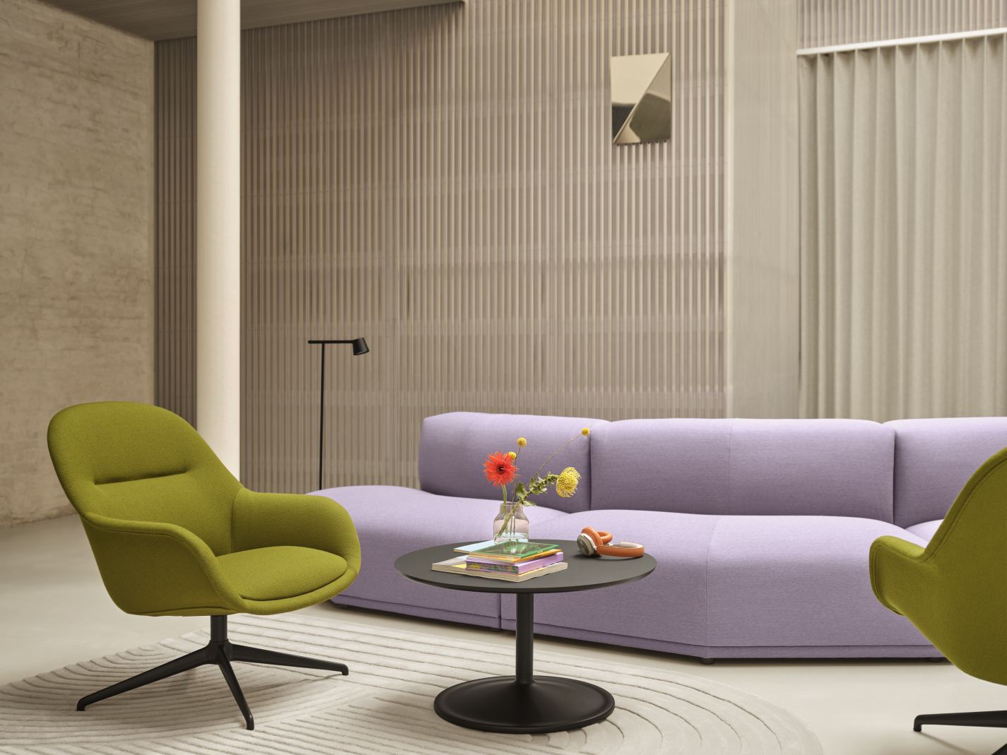 Wohnzimmer mit Muuto Gaze Mirror Wandspiegel, Design Spiegel mit geometrischer Form.