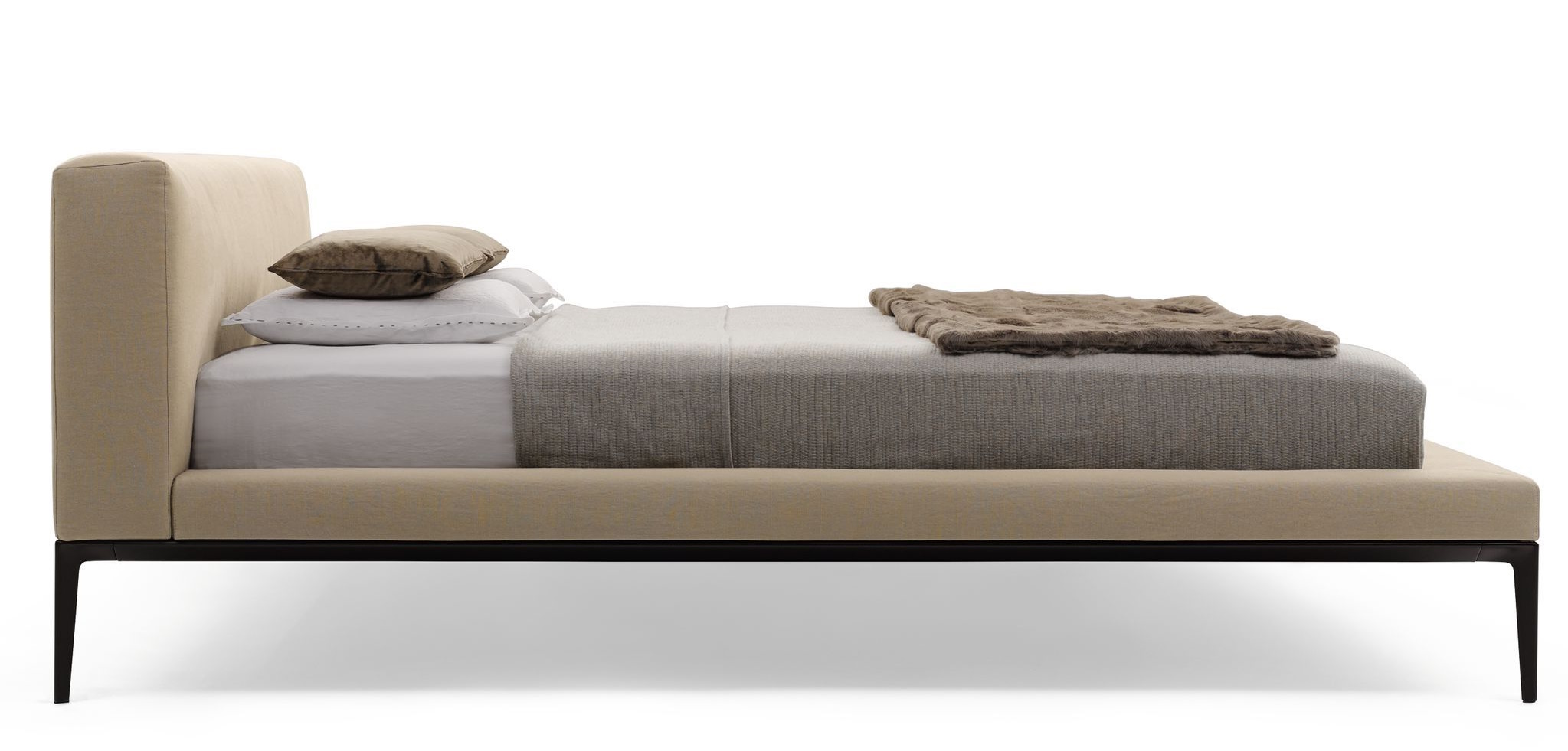 Jaan Bett von Walter Knoll mit beigem Stoffbezug, Kissen und Decke, Seitenansicht.