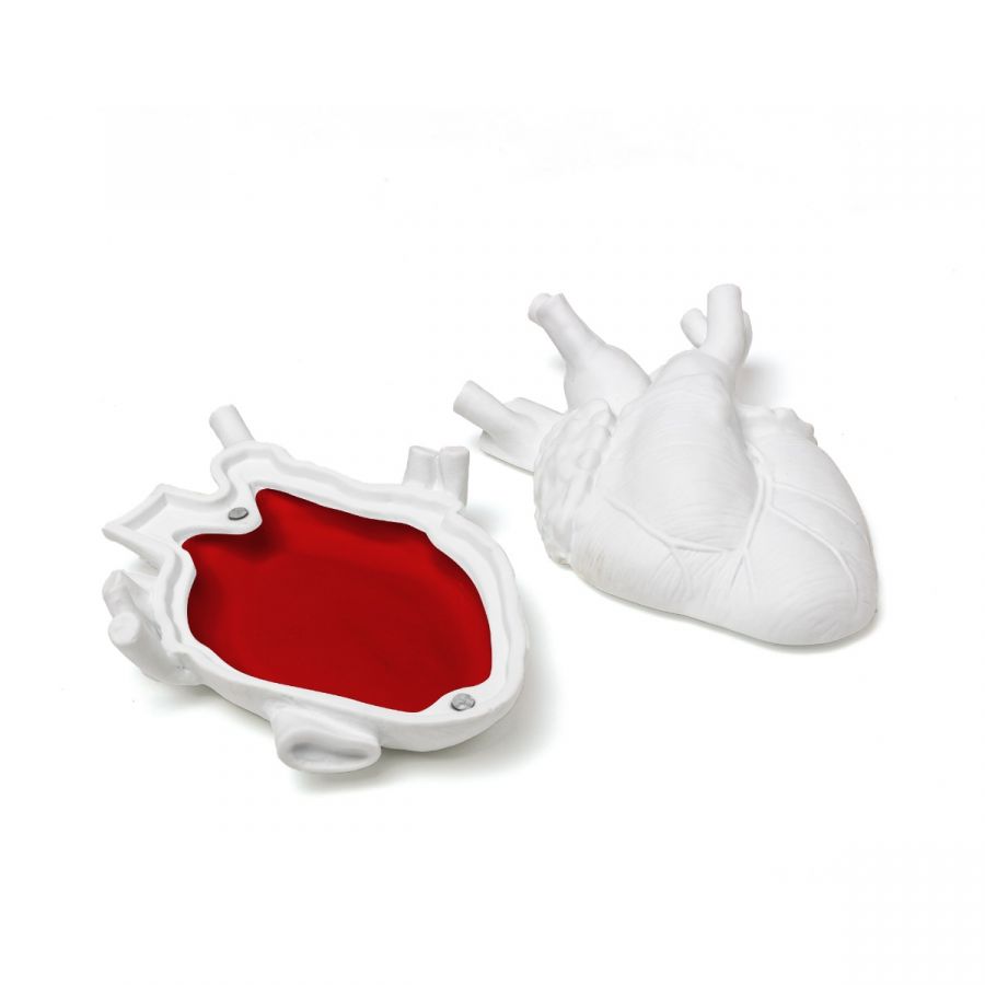 Geöffnete "Love in a Box" Schmuckdose von Seletti in Herzform, weiß mit rotem Innenraum.