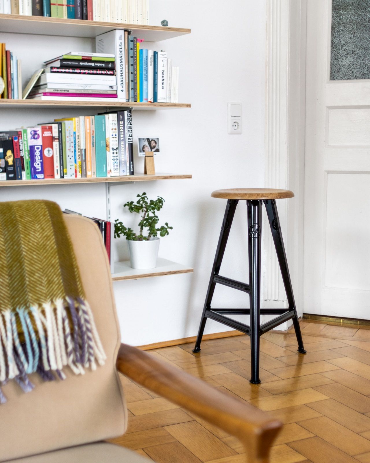 Schemel Model I 75 cm Barhocker Rowac aus Holz und Stahl im Interieur.