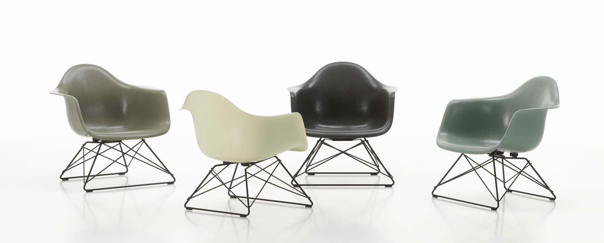 Eames Fiberglass Arm Chair LAR Stuhl von Vitra in verschiedenen Farben auf weißem Hintergrund.